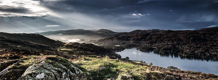 Pure Natur in der Region Cumbria: Coniston Water ist der drittgrößte See im englischen Lake District