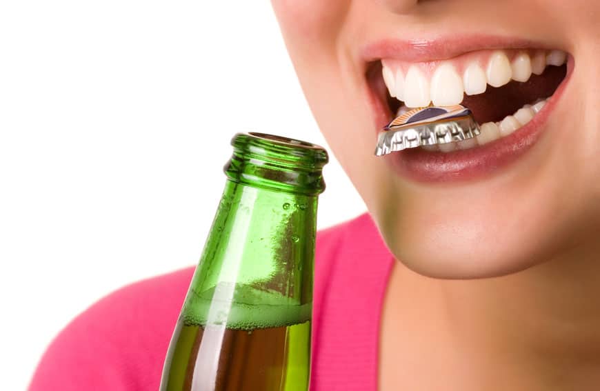 Bierkapsel zwischen den Zähnen 
