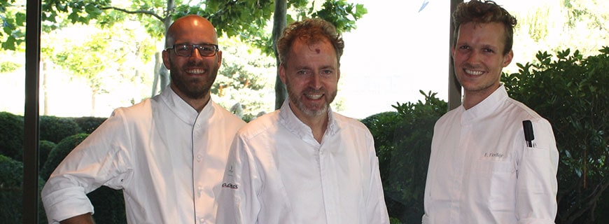 Foto von Restaurant Aqua-Chef-Patissier Henning Hartwig, 3-Sterne-Koch Sven Elverfeld und neuem Chef-Patissier im Restaurant Auqua an Fiedler.