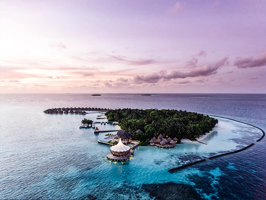 Insel der malediven im Licht des Sonnenuntergangs
