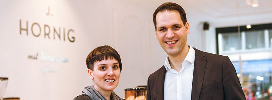 Barbara Bauer, Geschäftsführerin der neuen J. Hornig Kaffeebar, und J.-Hornig-Geschäftsführer Johannes Hornig