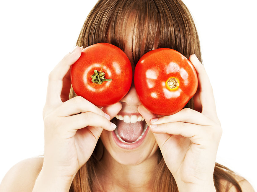 Frau mit Tomaten auf den Augen