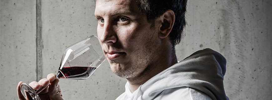 Thomas Lehner beim verkosten von Rotwein