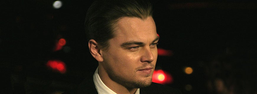 Leonardo DiCaprio zusehen vor schwarzem Hintergrund