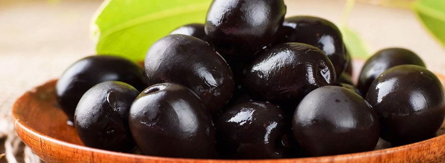 Holzschälchen voller schwarze Oliven