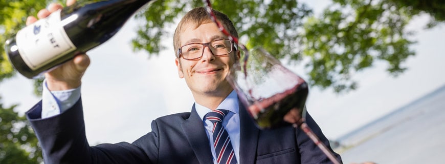  Tim Blaszyk ist neuer Restaurantleiter und Sommelier im Vitalhotel Alter Meierhof und schüttet Rotwein in ein Glas