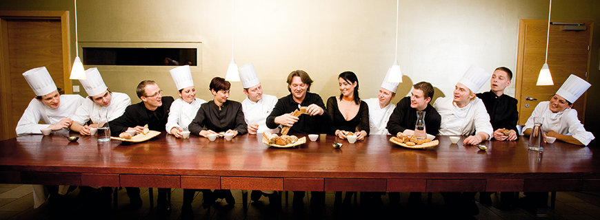 Teambuilding in der Gastronomie, die Crew sitzt zusammen bei Tisch