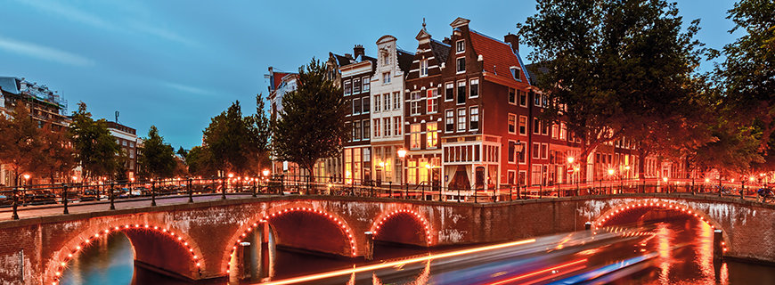 Amsterdams Altstadt bei Nacht