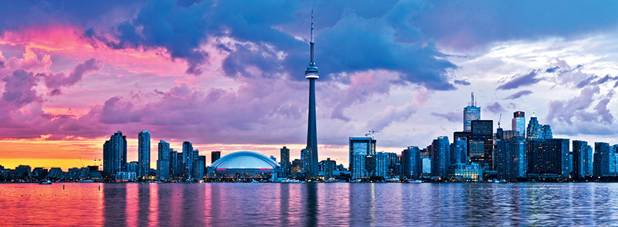 die Skyline von Toronto während der Dämmerung unter rosarotem Himmel 