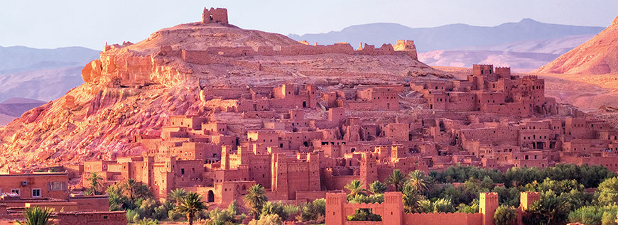 Marokkos Landschaft mit Steinbauten
