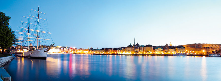 Skandinavien, Hafen, Spiegelung der Lichter der Stadt in der Dämmerung 