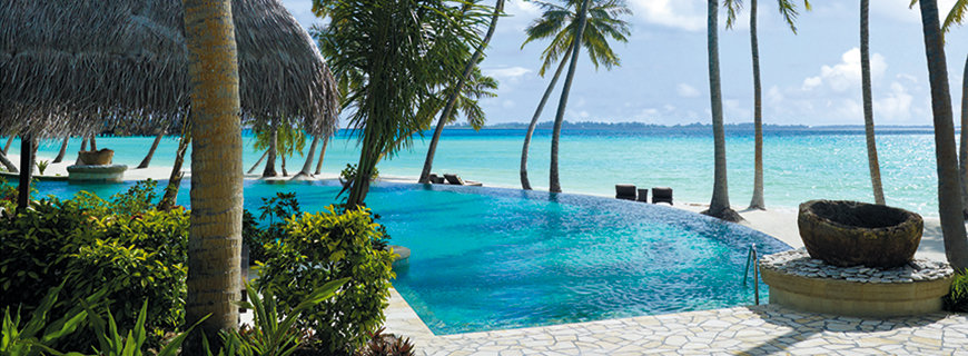 Azurblaues Job Atoll Malediven - Infinity Pool mit Meerblick