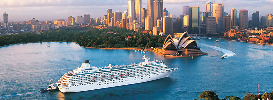 ein Cruise-Liner fährt in den Hafen von Sydney ein 
