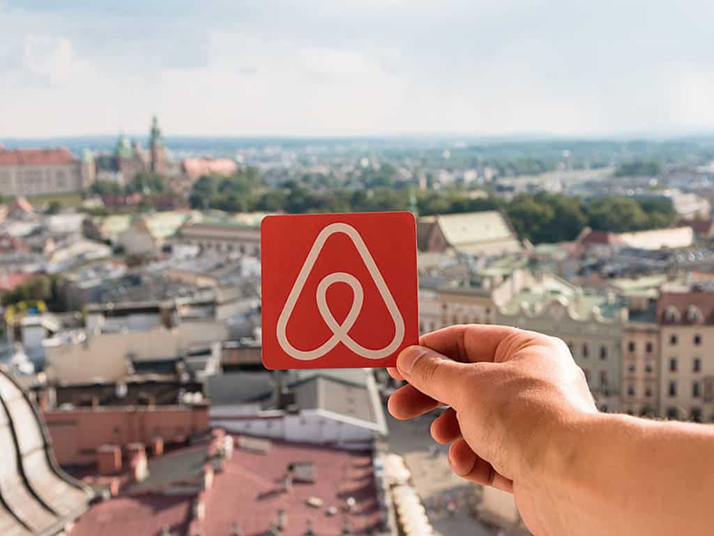 Airbnb-Logo über Krakau