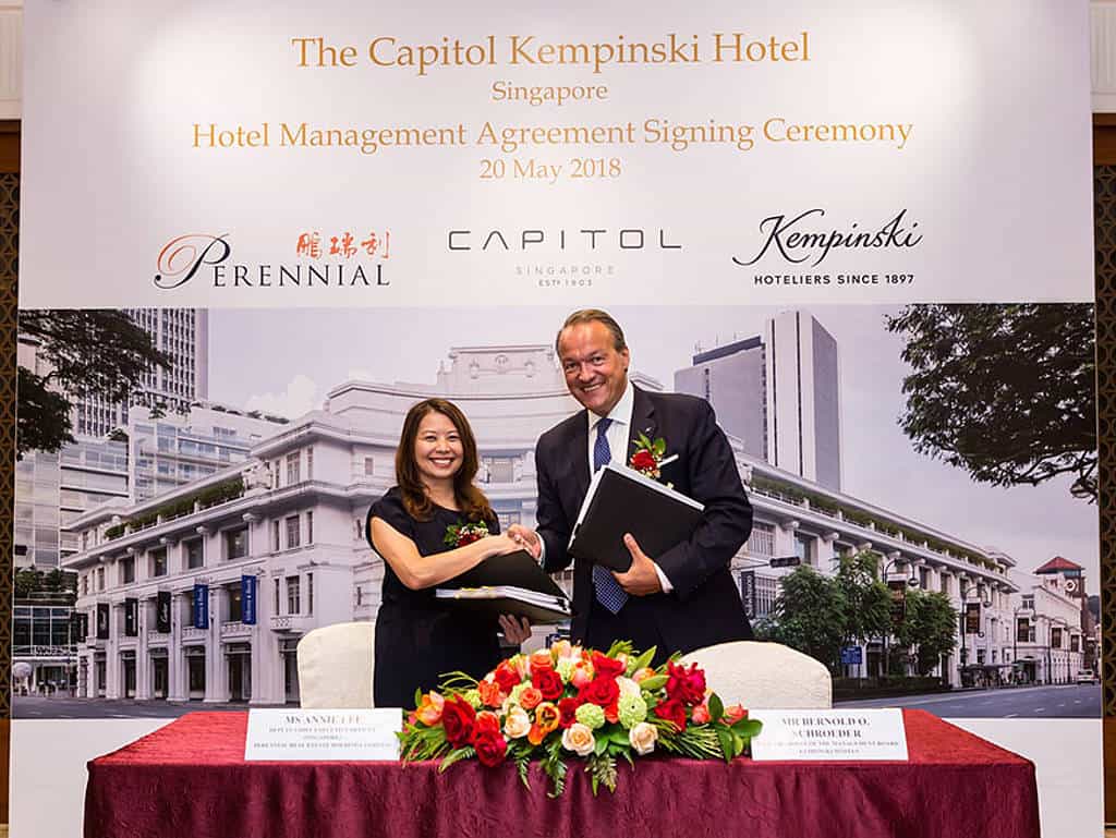 Vertragsunterzeichnung zwischen Annie Lee, Perennial Real Estate Holdings Limited, und Bernold O. Schroeder, stellvertretender Vorstandsvorsitzender Kempinski Hotels