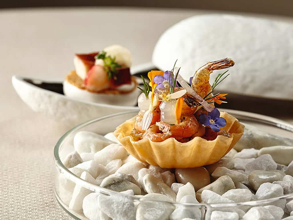 Büsumer-Krabben-Tarte mit Zitronengel, Garnelencreme und bunten Blüten