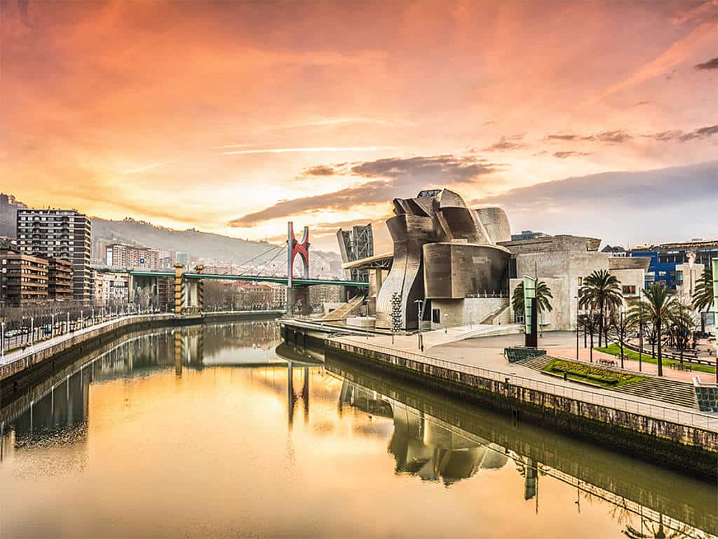 Die Skyline Bilbaos mit dem Guggenheim-Museum als Blickfang