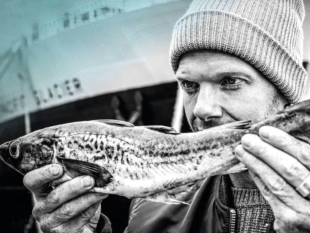 Nils Egtermeyer mit einem fisch in den händen