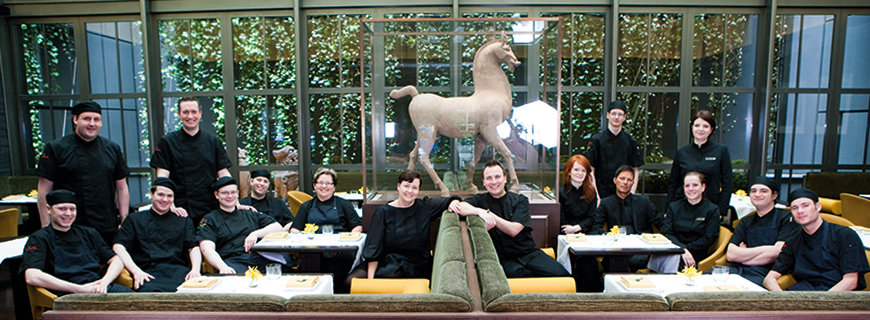 Tim Raue mit seinem Team im Restaurant