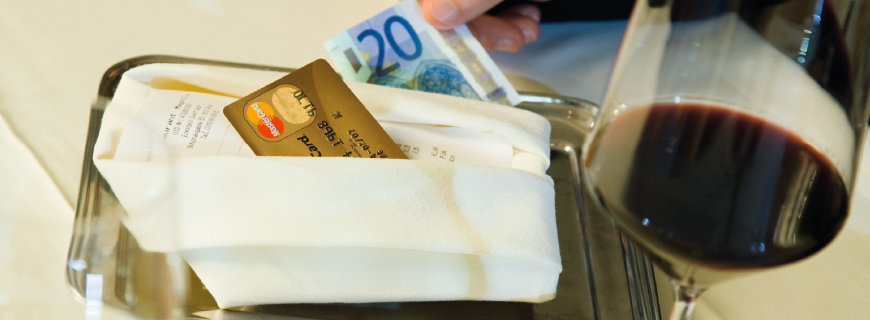 eine Kreditkarte und ein Geldschein liegen auf dem Tisch im Restaurant 