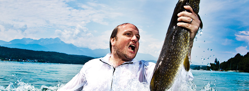 Hubert Wallner mit einem Fisch in der Hand