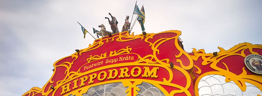 Hippodrom-Schriftzug oben auf dem Zelt