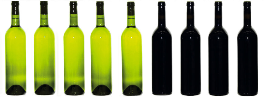 Weinflaschen aufgestellt in einer Reihe 