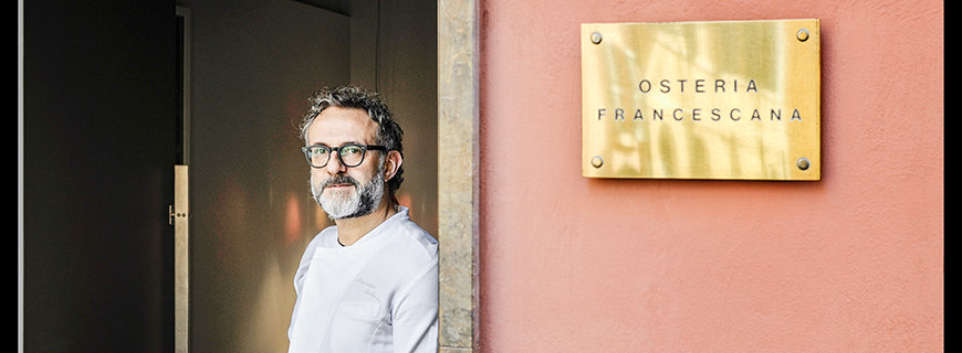Massimo Bottura vor seinem Restaurant Osteria Francescana