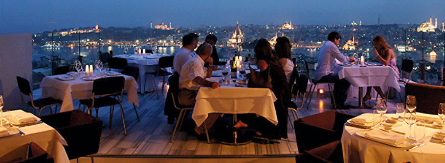 Mehmet Gürs - Restaurant über den Dächern Istanbuls mit Blick über den Hafen