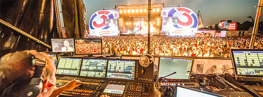 DJ Pult und Ö3-Bühne im Hintergrund