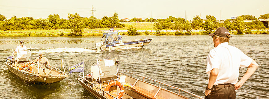 Drei Boote mit Kapitänen auf der Donau
