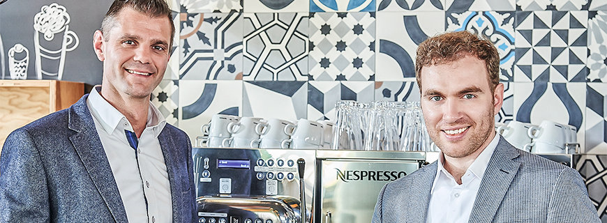 Schani-Hotel-GM Andreas Kerschbaumer und Geschäftsführer Benedikt Komarek genießen ihren Nespresso 
