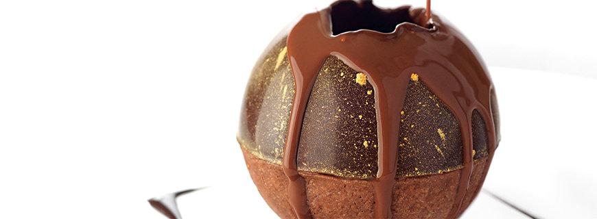 eine Schokoladenpraline, mit einer flüssigen Schokoladenfuellung 