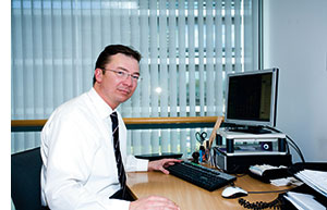 ein Sales Manager sitzt an seinem Schreibtisch vorm PC 
