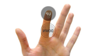 ein Finger berührt den Up Button, darunter befindet sich der Down Button 
