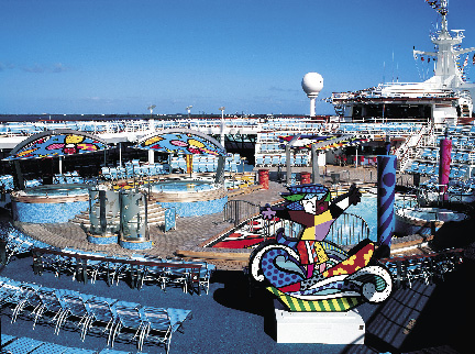 Sonnendeck inklusive Kinderaquapark eines Kreuzfahrtschiffes 