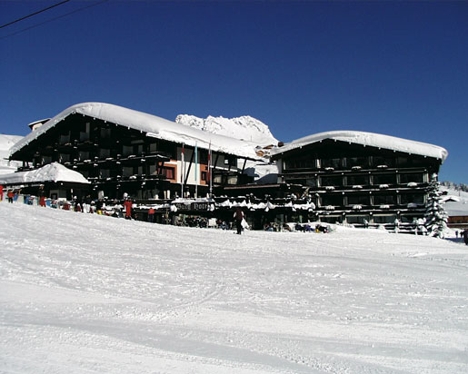 arlberg resort hotes im winter mit schneedecke 