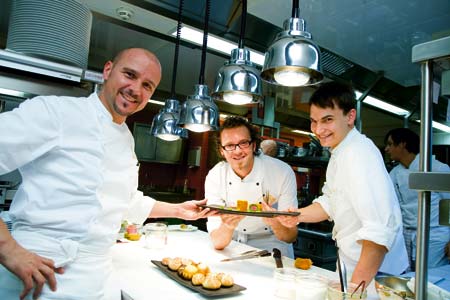 Thomas Walkensteiner und zwei weitere Herren in der Küche, zusammen wird ein Tablett mit Mehlspeisen gehalten 