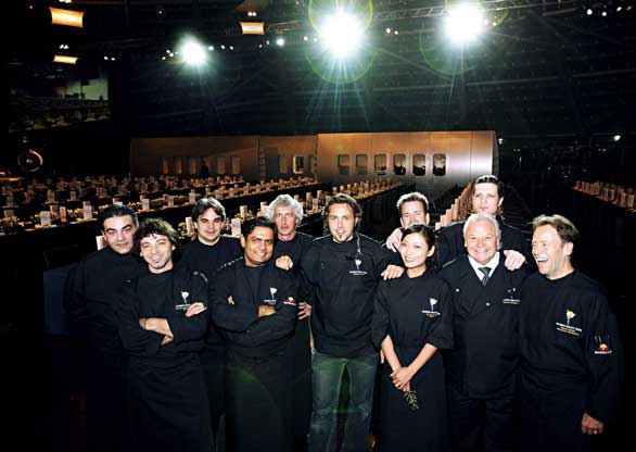 das Hangar- 7 Team gänzlich in schwarz gekleidet posiert in der "Ikarus Nacht"