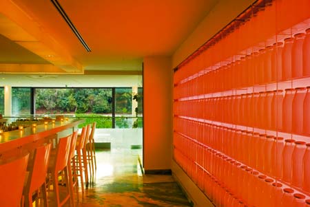 eine Bar eines Restaurants völlig in der farbe Orange gehalten