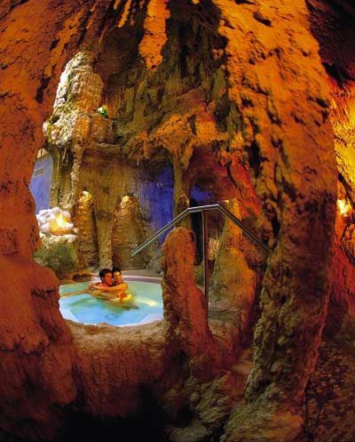 ein Liebespaar sitzt in einem Whirlpool in einer Grotte 