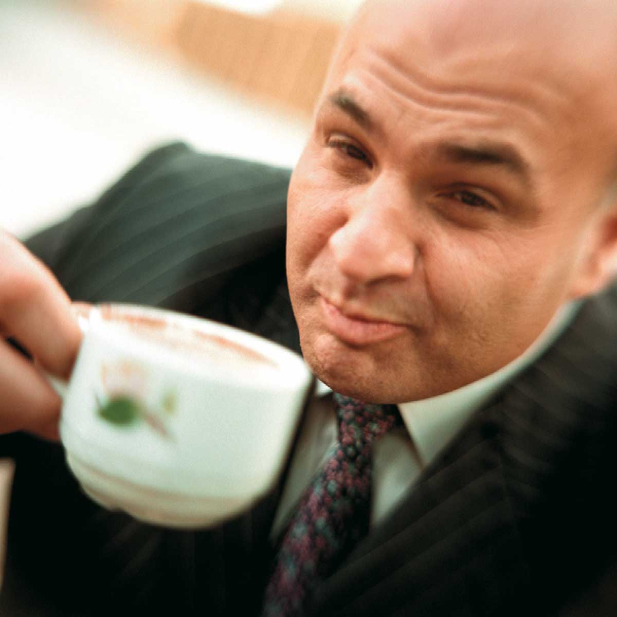 Ein Mann verkostet Kaffee im haeferl
