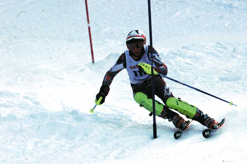 ein Skifahrer beim Slalom Rennen 