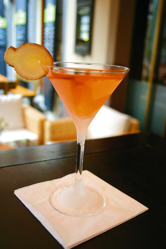 ein orangefarbener Cocktail 