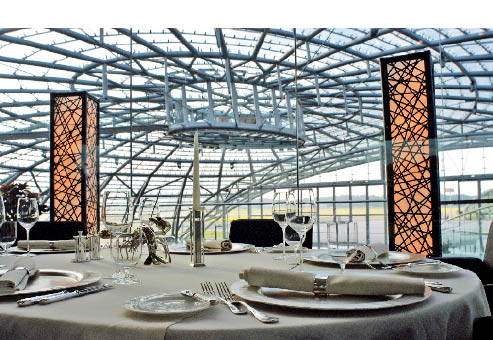 ein eingedeckter Tisch im Restaurant Ikarus im Hangar -7