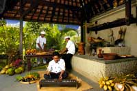 3 Männer kochen in einer offenen Küche auf Bali 