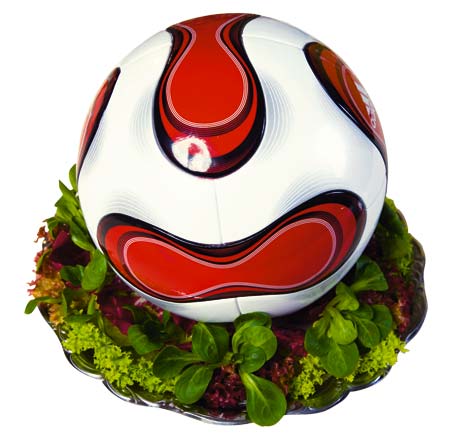 ein Fußball auf einer Salatgarnitur 