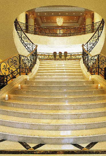 imposanter treppenaufgang eines hotels 