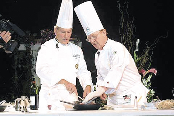 Reinhold und Ferdinand E. Metz beim gemeinsamen Kochen 