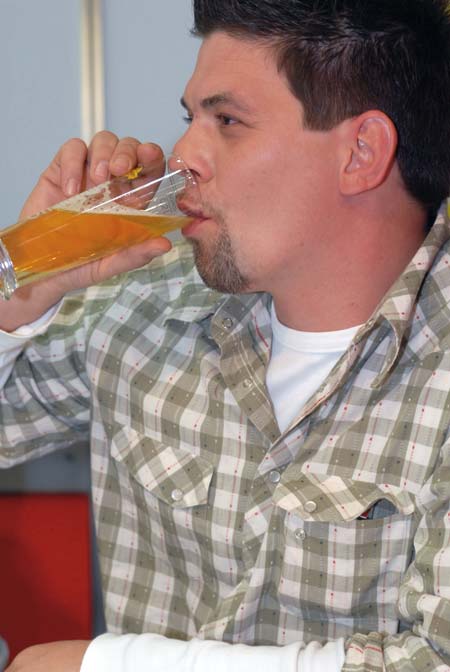 tim maelzer im profil trinkt einen schluck aus seinem bierglas 